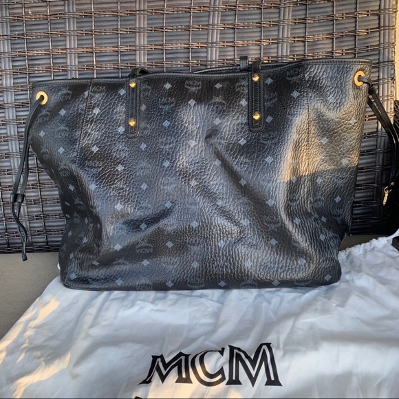 *SOLD* MCM Large Anya Reversible Tote with pouch - Picture 6 of 16